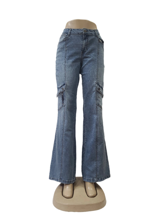 No Boundaries unisex flared denim cargo pants with side pockets – medium size